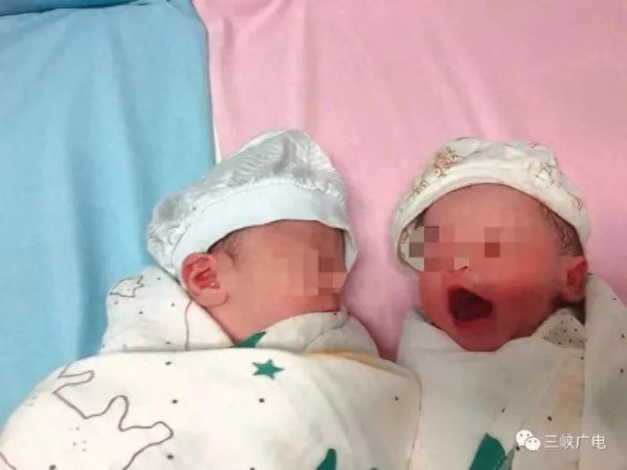 59岁生双胞胎女儿，产妇回应质疑