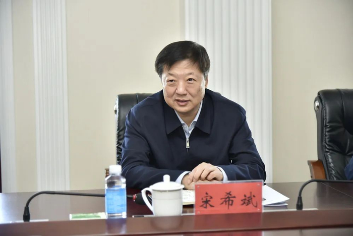 省经委副主任,佳木斯市委副书记,市长,2010年2月出任大兴安岭地委书记