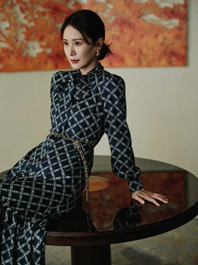 海清的身材被低估了,穿v领亮片连衣裙,熟女身材果真迷人|海清|连衣裙