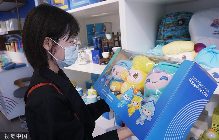 一名顾客在亚运特许商店内选购商品。（图片来源：视觉中国）