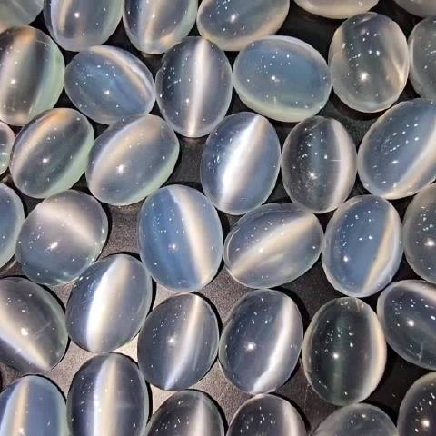 月光石猫眼月光石具有猫眼效应时就不太具有很好的蓝光和彩光