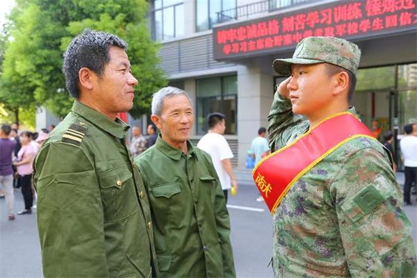 一名新兵敬给老兵爷爷和老兵父亲的军礼|老兵|新兵|部队_新浪新闻