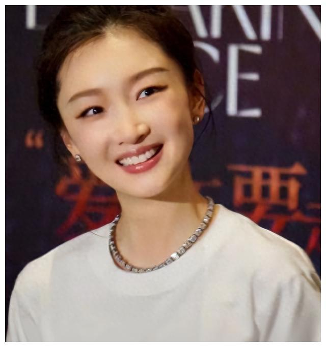 周冬雨面容僵硬遇到倪妮意外相似疑填充过多