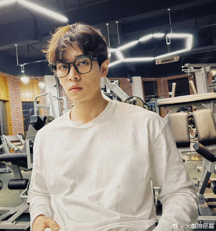 叔叔特别帅 戴眼镜有种斯文败类之感,厉害厉害|斯文_新浪新闻