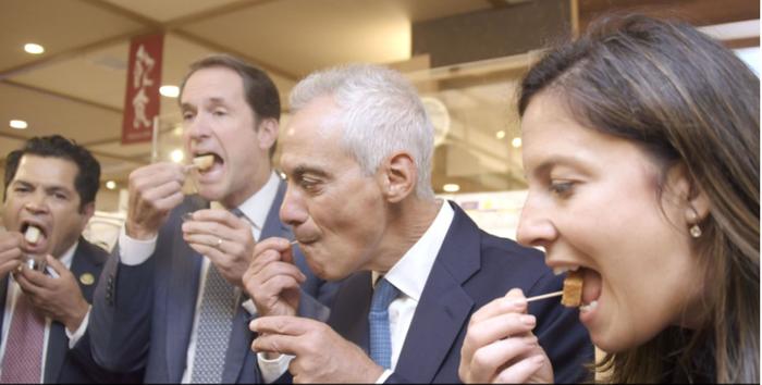 美国驻日大使伊曼纽尔（右二）及美国众议员等9月4日还在东京都中央区吃用福岛县产鱼类制作的鱼糕。图自日媒
