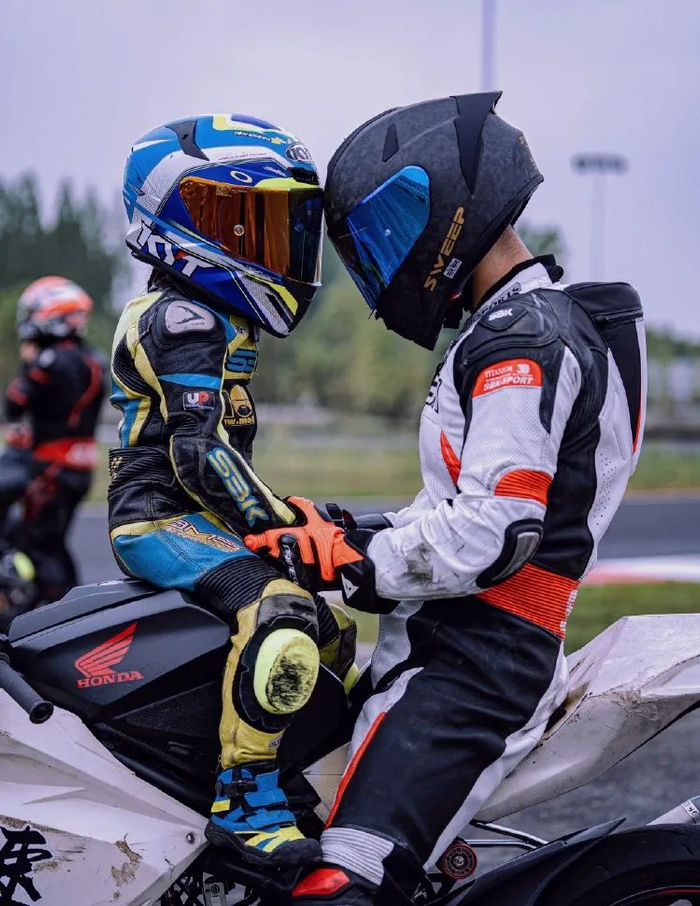 夏伯恩与爸爸合影。受访者供图