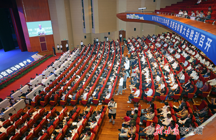 开幕式现场宾朋云集。