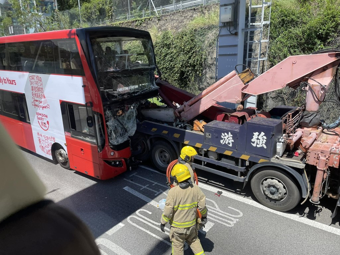 17日，在香港屯门公路转车站一辆巴士与一辆吊臂车相撞。图自香港星岛网