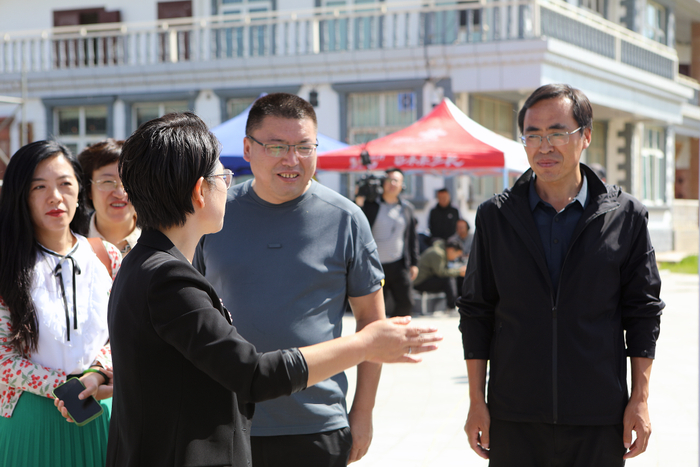 隆德县副县长柳春梅向来自全国各地的记者,自媒体人,摄影爱好者介绍了