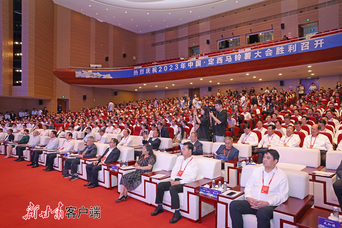 与会嘉宾聚精会神。