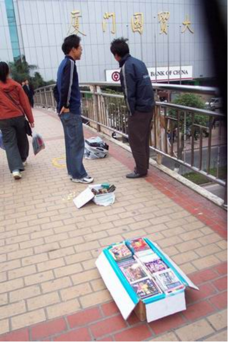 天桥上的秘密交易