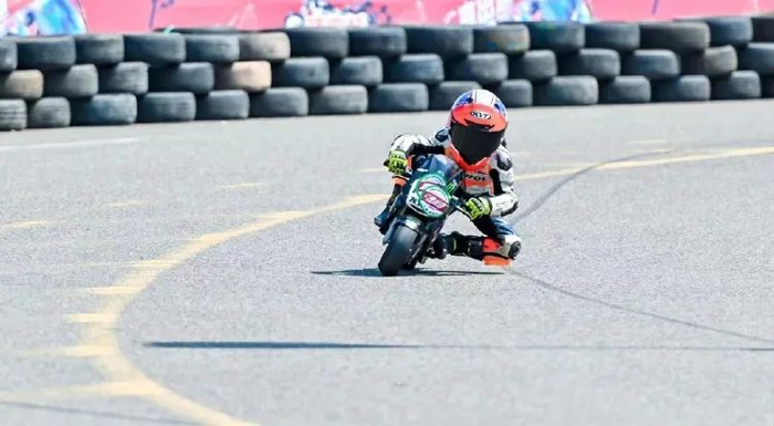 摩博会上，夏伯恩展示压弯。受访者供图