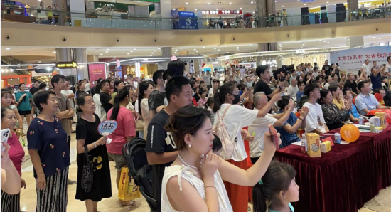 ▲热闹非凡的活动现场，观众们热情高涨