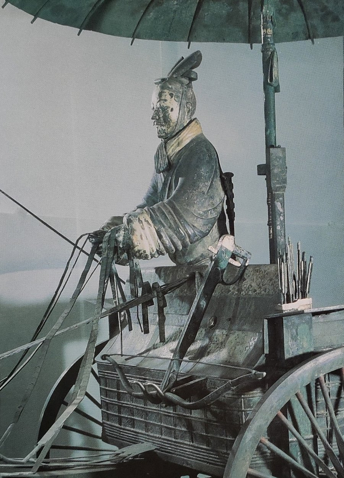 图十四，秦陵1号铜车马局部（车厢上架着一件弩）