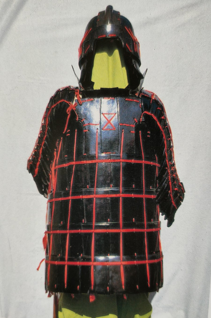 图五，东周皮甲冑复原模型（湖北随县曾侯乙墓出土，白荣金复原）