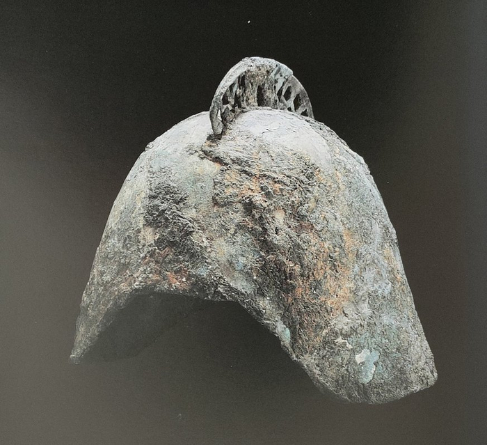 图六、西周铜冑（北京昌平白浮出土）