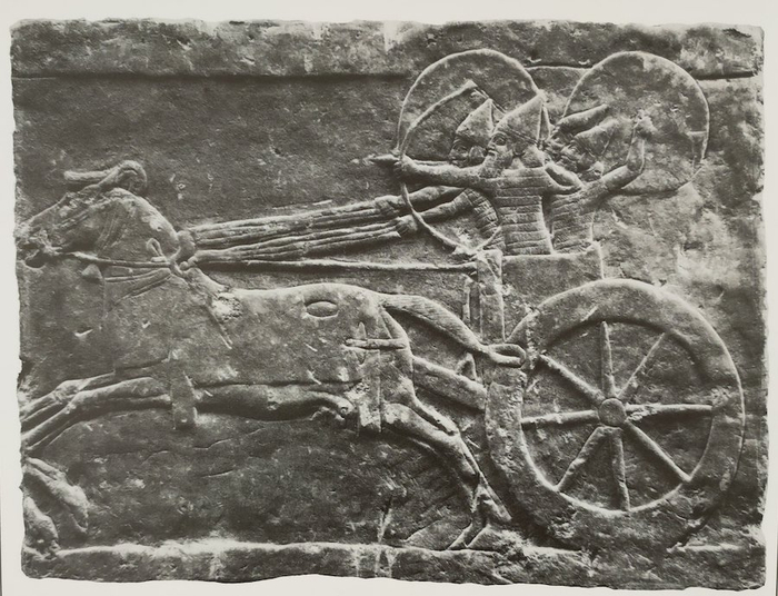 图十二，亚述公元前七世纪的大轮战车（伊拉克尼尼微遗址石刻浮雕）