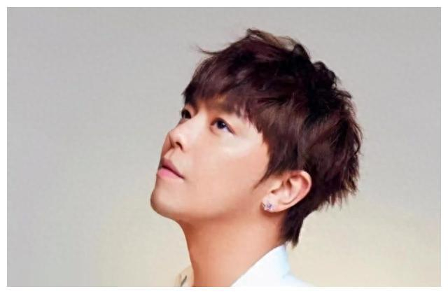 小鬼黄鸿升离世3年,妹妹晒黄鸿升生前照片,称已3年未梦见你__财经头条