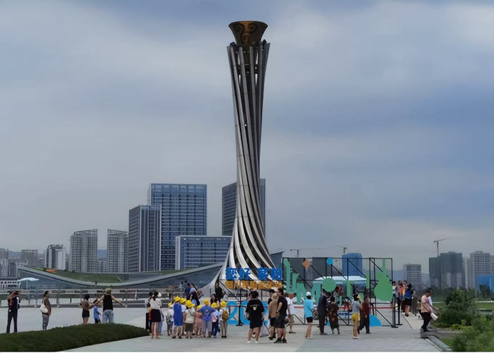 活动伊始,社工讲解人员为大家介绍了成都大运会的火炬塔:它位于东安湖