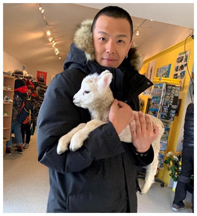 小鬼黄鸿升离世3年,妹妹晒黄鸿升生前照片,称已3年未梦见你__财经头条