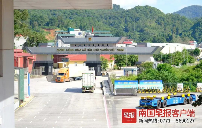 ▲货车经过越南茶岭口岸。