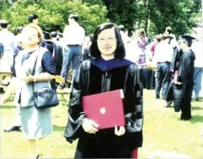1994年，获得博士学位的苏姿丰在麻省理工学院的毕业典礼上