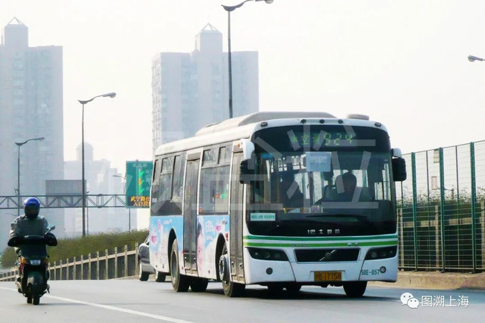 924路SWB6100V5（S0E）型客车，中山北路交通路立交桥（李凯 摄）