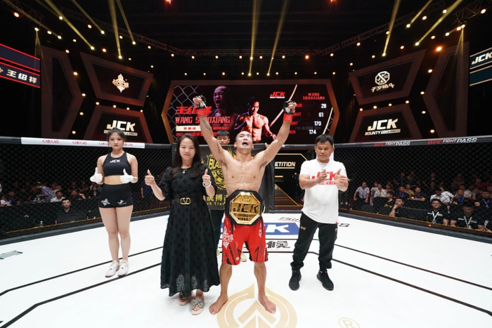 进击的中国mma!jck迎来首场数字赛!|金腰带|中国|mma_新浪新闻