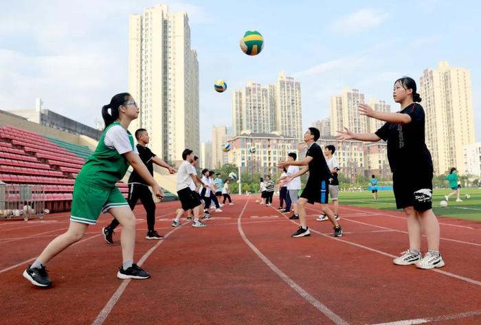 孩子们在学校体育场地练习排球 周松林 摄