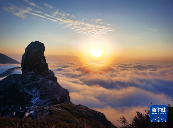 在梵净山拍摄的夕阳云海景观。新华社发（李鹤 摄）