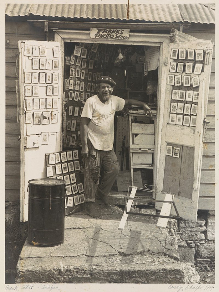 弗兰克·沃尔特在他摄影工作室的室外，安提瓜，1990年代  © 弗兰克·沃尔特家族及芭芭拉·帕卡