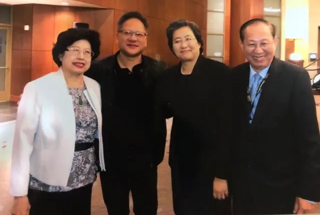 苏姿丰（右二）、黄仁勋（左二）