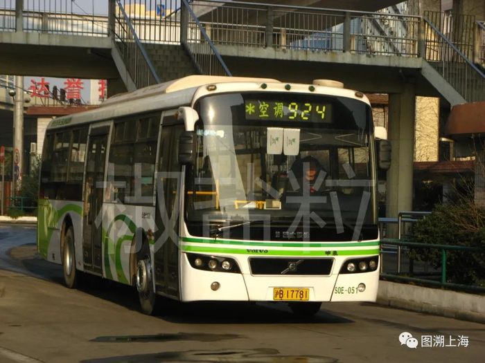 924路SWB6100V5（S0E）型客车，北区汽车站（魏家钧 摄）