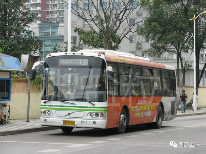 73路SWB6100V2（S0D）型客车，中山公园地铁站（刘祺 摄）