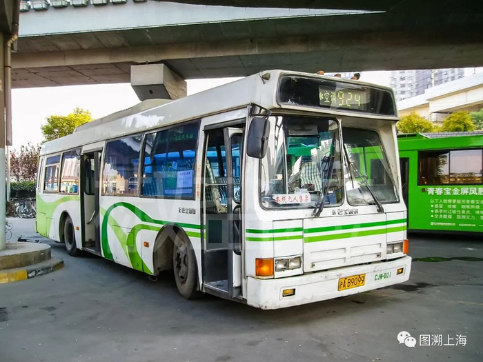 924路CJ6100GC5H（CJH）型客车，上海体育馆@漕溪路（贺佳伟 摄）