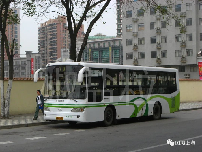 73路PK6108CD（P01）型客车，中山公园地铁站@凯旋路（魏家钧 摄）