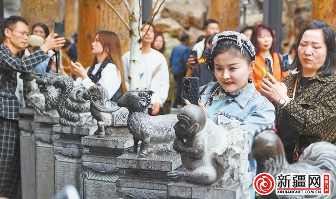 9月15日，在新疆古生态园，新疆本土网红进入园区开展游玩直播活动。 （全媒体记者石磊摄）