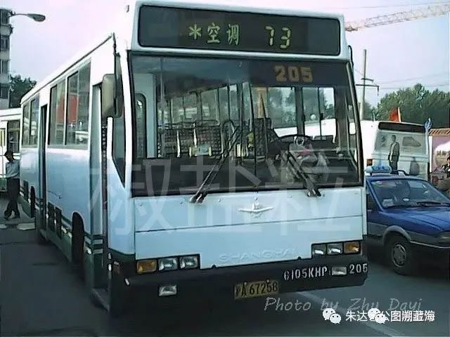 73路SK6105KHP1型客车，中山公园地铁站（朱达艺 摄）