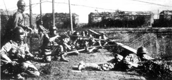 1931年9月19日，“九一八”事變的第二天，日軍在沈陽外攘門上向中國軍隊進攻。新華社發(fā)