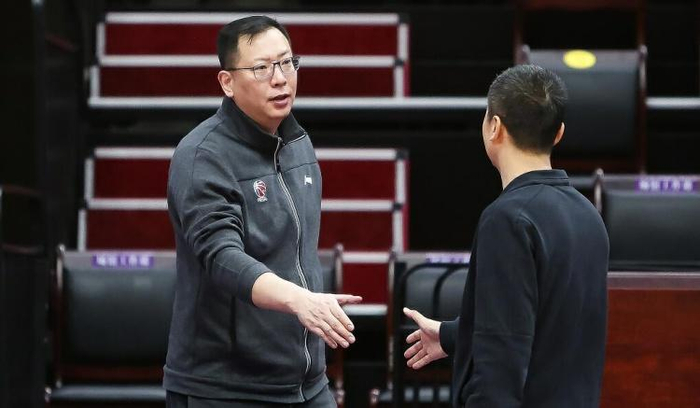 媒体人新赛季吴乃群指导将留在辽宁男篮继续担任助理教练