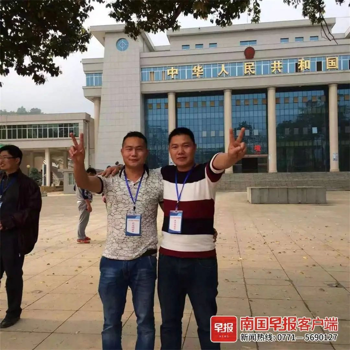 ▲边民农文猛（右一）与经常过来打球的越南友人合影。受访者供图