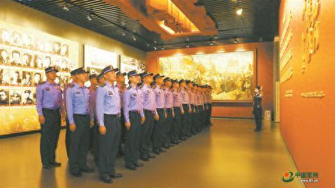 官兵在九一八历史博物馆内参观，铭记悲壮历史。贺松松 摄