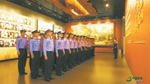 官兵在九一八历史博物馆内参观,铭记悲壮历史。贺松松 摄