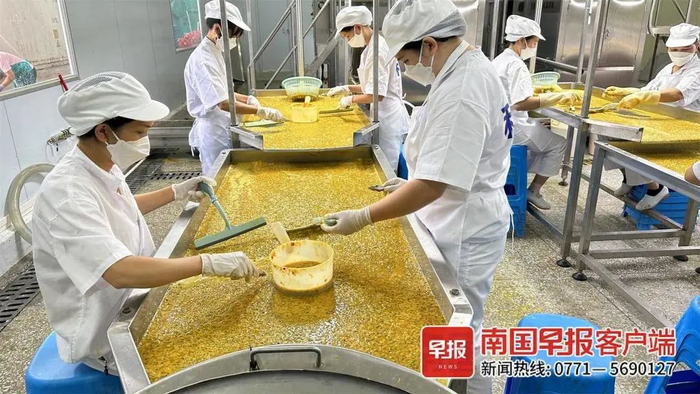 ▲工人正在百香果加工车间忙碌。