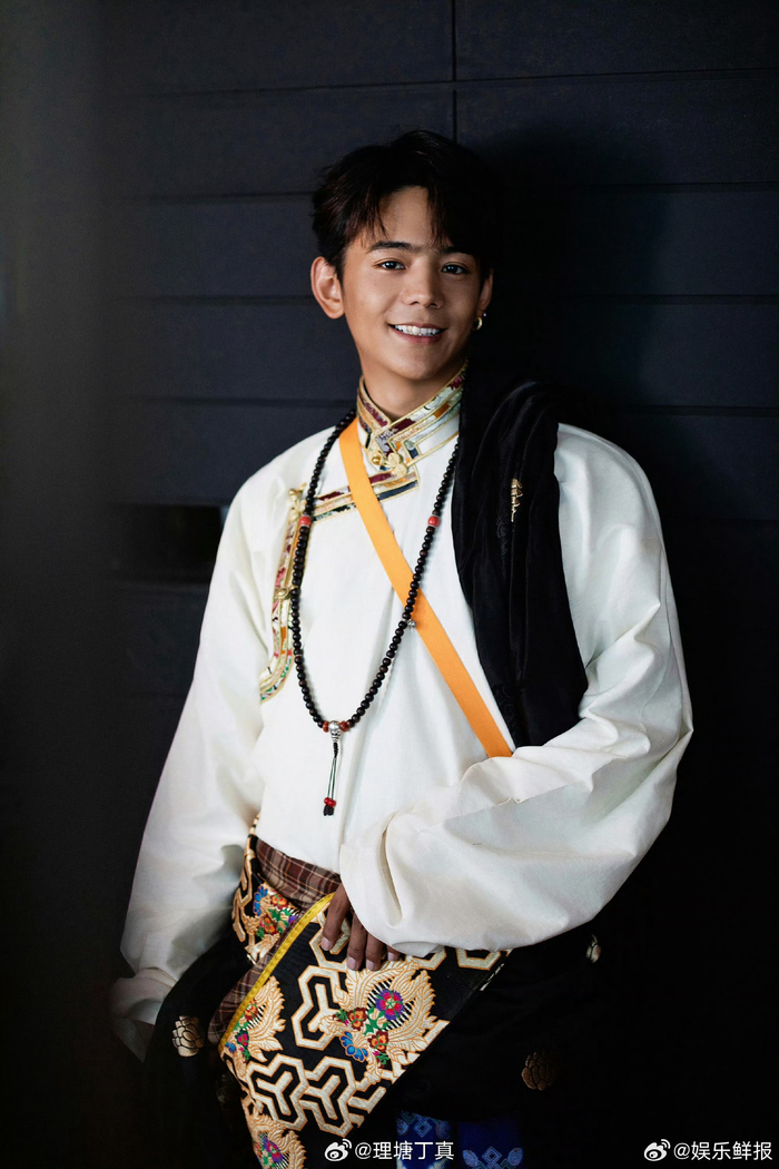 丁真微博文化之夜造型,笑起来还是一脸纯真可爱啊|可爱|微博|造型