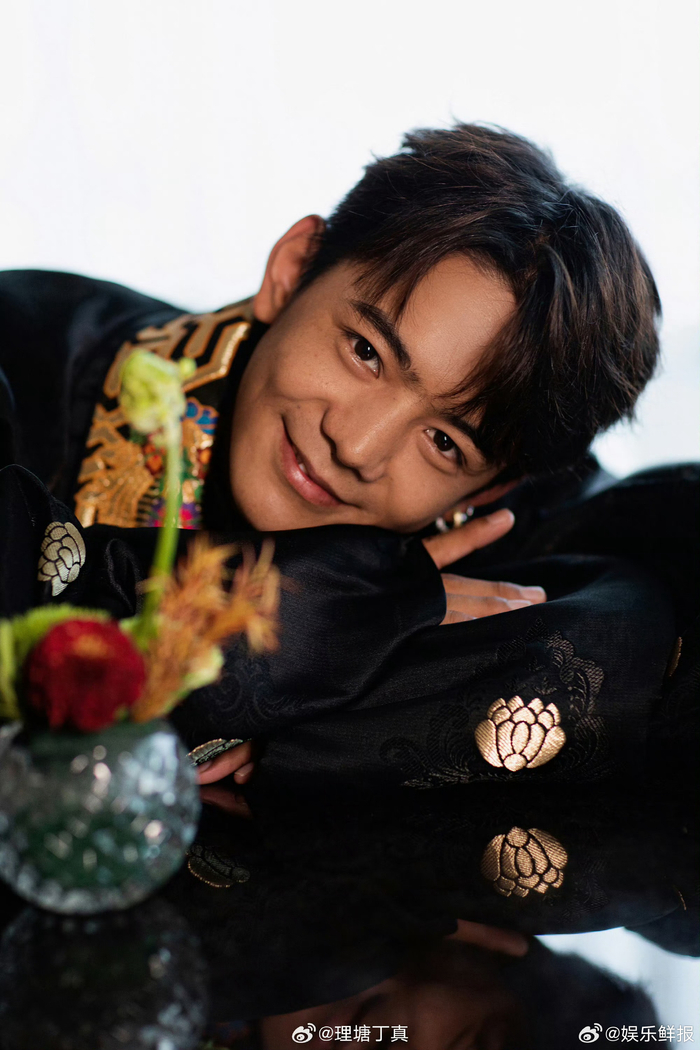 丁真微博文化之夜造型,笑起来还是一脸纯真可爱啊|可爱|微博|造型