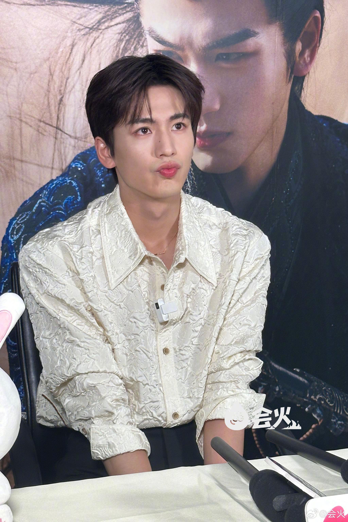 张凌赫扫楼生图,他在发光诶