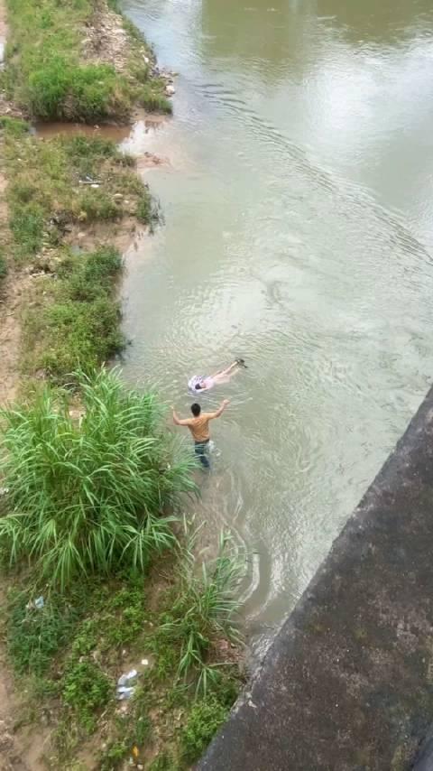 小女孩淹死了图片