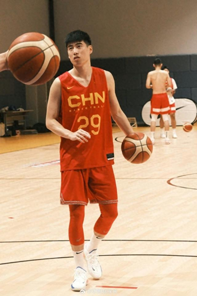据此前报道,赵睿换上了国家队10号球衣,王哲林也换回