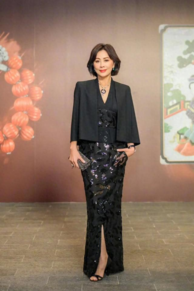 刘嘉玲人老心不老,穿深v超短裙性感撩人,哪像年过半百的人?